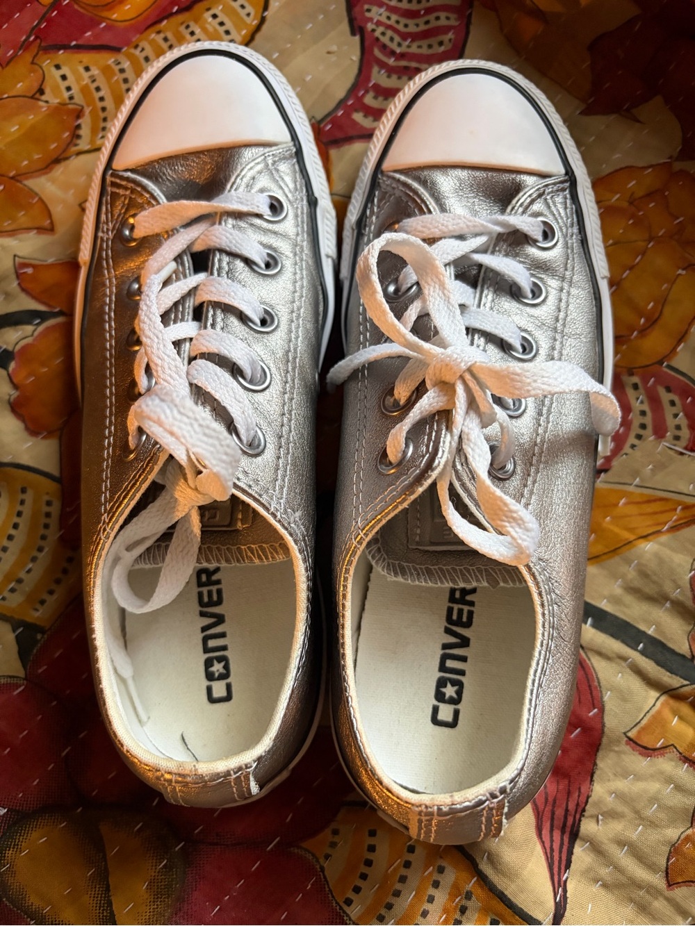 EUC 7.5 Converse Silver Low Top Sneakers